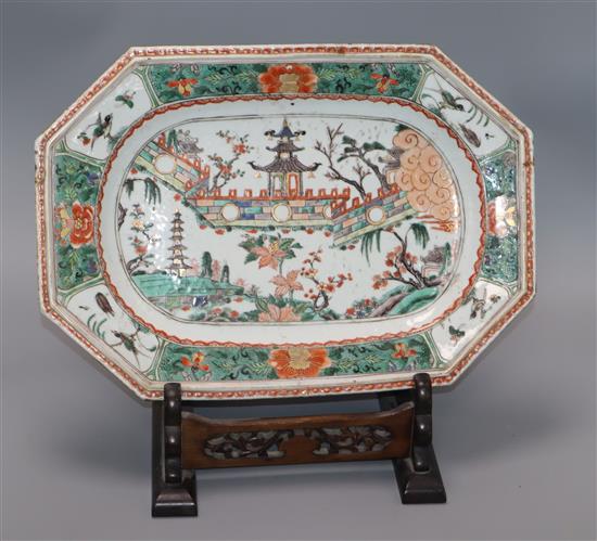 A Chinese export famille verte rectangular dish with canted angles, Kangxi period, length 37cm, wood stand